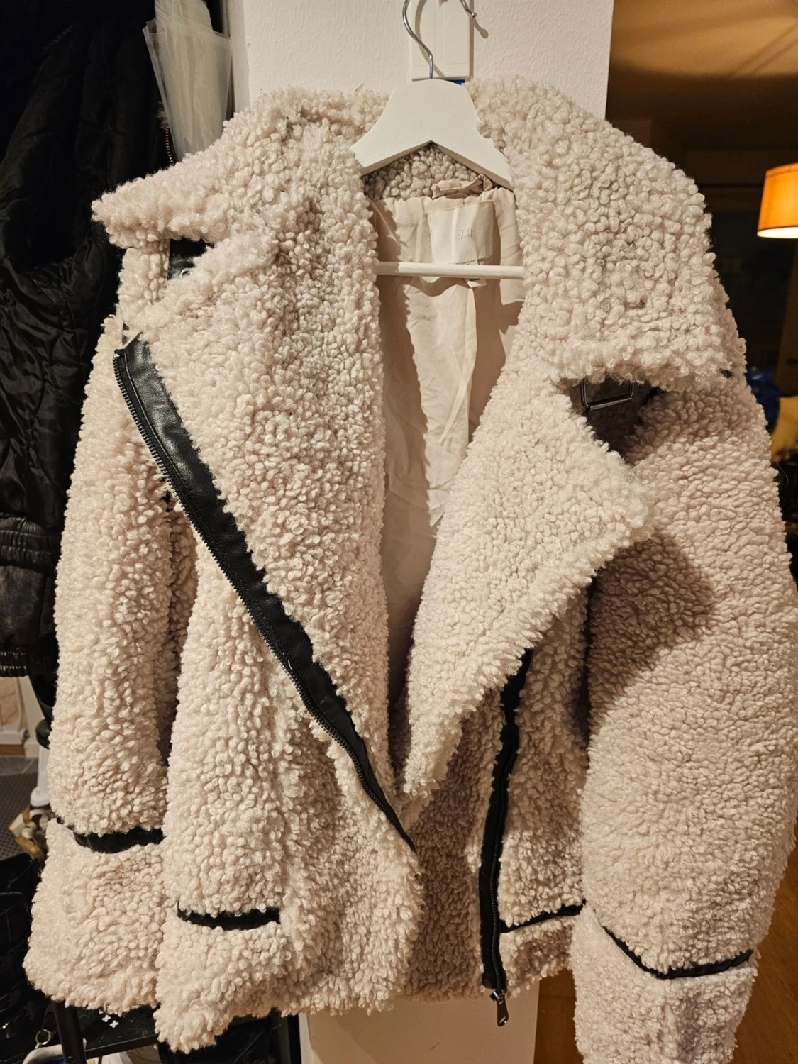 Beige teddyjacka med svarta detaljer - 1