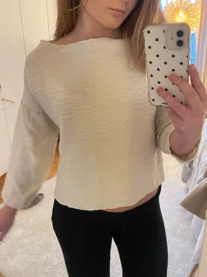 Beige strukturerad blus från Lindex - Säljer en beige blus från Lindex i storlek S. Toppen har en ribbad ish yta och trekvartsärmar, använd fåtal gånger 