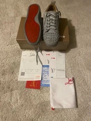 Grå Christian Louboutin sneakers mocka - Väldigt bra Louboutin skor med stor dustbag, alla slags kvitton med box och allting 