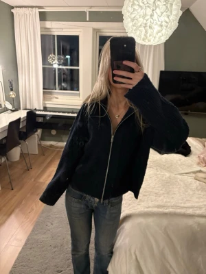 Svart stickad kofta med dragkedja - Mysig blå stickad kofta med lång ärm och dragkedja framtill. Koftan har en lite loose passform och knappt använd💕