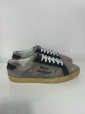 Saint Laurent Skor  - Säljer nu dessa super snygga gråa Saint Laurent skor som har lite slitningar i populär design, skriv för fler bilder/frågor🙌🏼