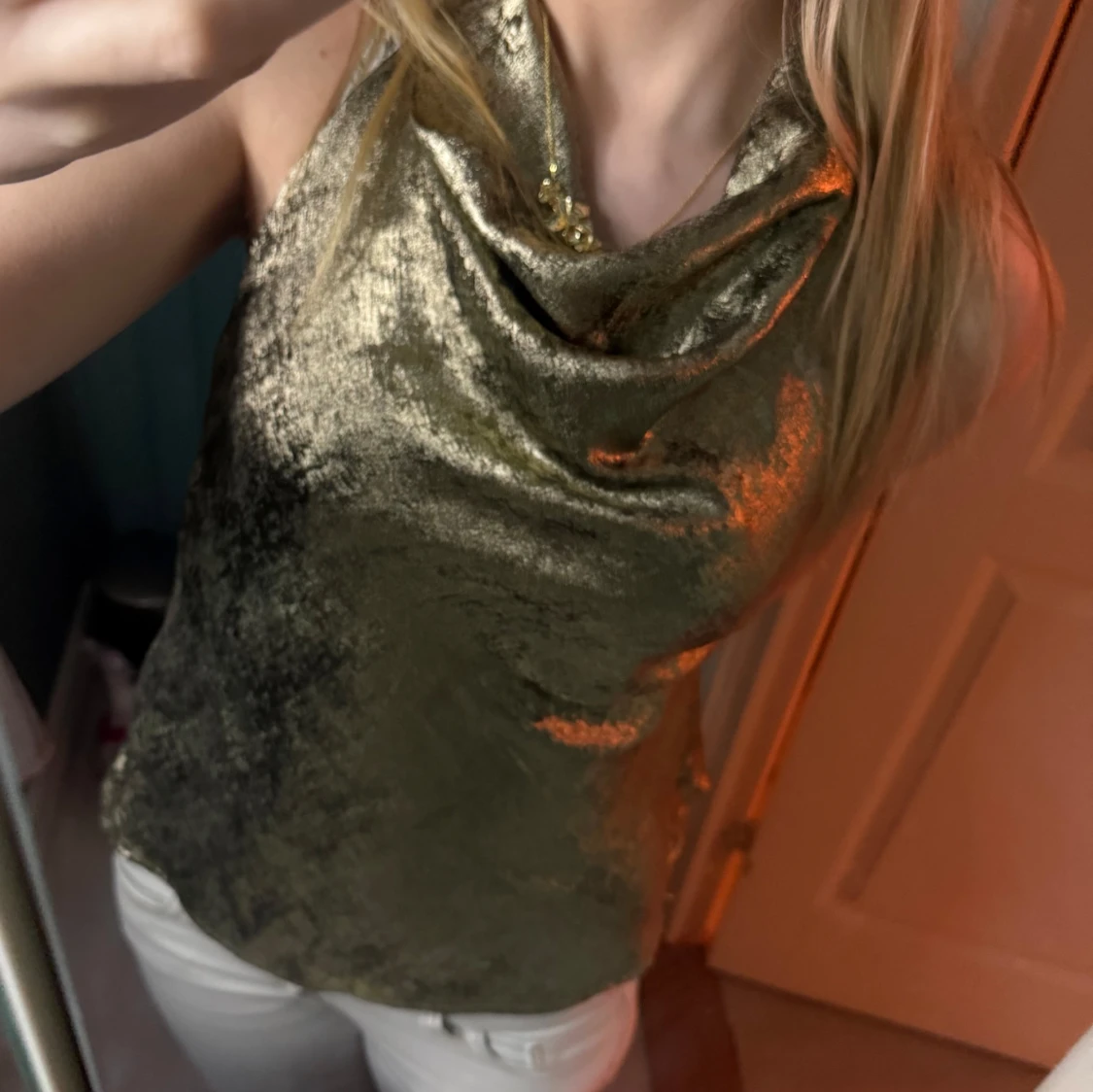 Guldig festtopp med öppen rygg - 2