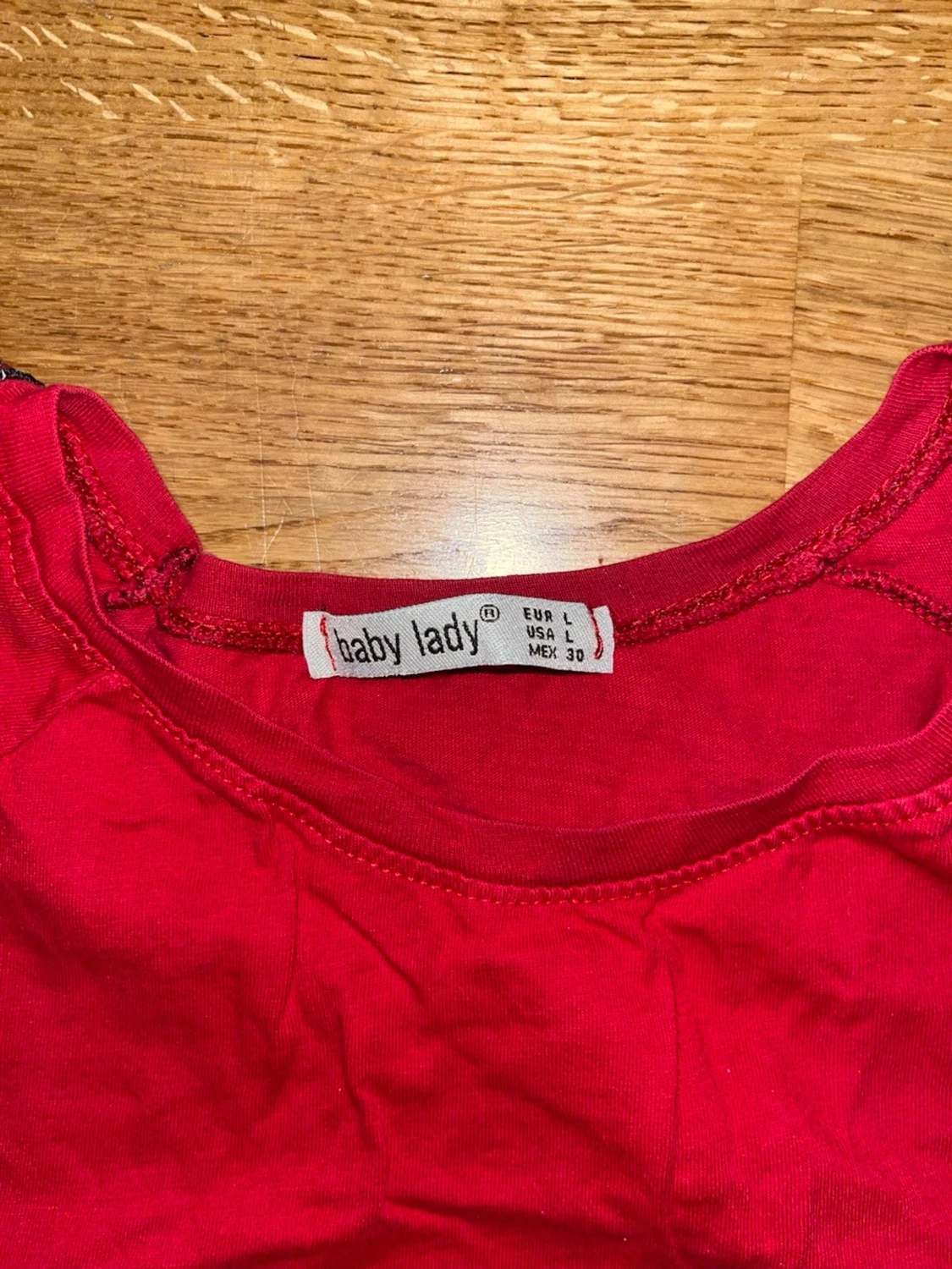 Röd t-shirt med LIFE-tryck Baby Lady - 1