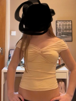 Beige omlott topp från Amisu - Säljer en beige omlott topp från Amisu i storlek S. Toppen har offshoulder-design, twistad detalj framtill och är figurnära. Tillverkad i mjukt och stretchigt material som känns skönt mot huden. Perfekt för dig som gillar stilrena och trendiga plagg. Priset därav att den är väldig populär, men priset går att diskutera 