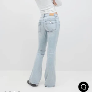 Bootcut ljusblå jeans från Gina Tricot  - Snygga ljusblå bootcut jeans från gina med klassisk femficksdesign och låg midja. Storlek 38, stretchiga enligt mig. Sparsamt använda. Ny pris 499kr