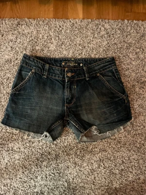 Mörkblå jeansshorts - Snygga mörkblå jeansshorts som tyvär var för stora när jag fick hem dom, de är strl 37 i midjan.