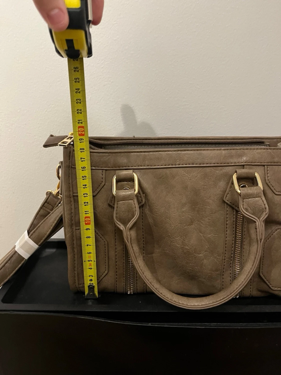 Brun/khaki handväska med gulddetaljer - 1