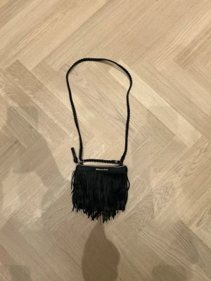 Handväska  - Säljer denna jättefina och gulliga handväskan på grund av ingen användning, denna är även helt oanvänd💕