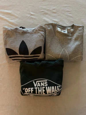 3 pack: Adidas och Vans, 2 hoodies och 1 tjocktröja, - 3 pack, 1 Adidas hoodie storlek S, 1 Adidas tjocktröja storlek M och 1 Vans hoodie storlek S. Kan sälja 1 separat för 150 kr.  