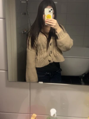 Beige stickad kofta med knappar - Säljer en mysig Beige kofta med knappar. Har nästan aldrig kommit till användning och är i bra skick! 