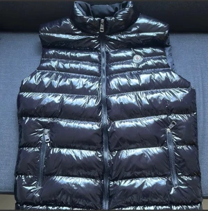 MONCLER DUNVÄST - En väst i mycket gott skick säljes nu. Västen är använd ett par gånger. 