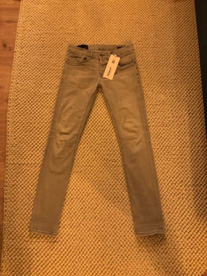 Dondup Jeans - Säljer dessa sjukt snygga Dondup jeans i modellen George och även den nya modellen. Köpta för 3199kr på NK för någon månad sedan men används tyvärr inte. Hör av er vid frågor eller funderingar!