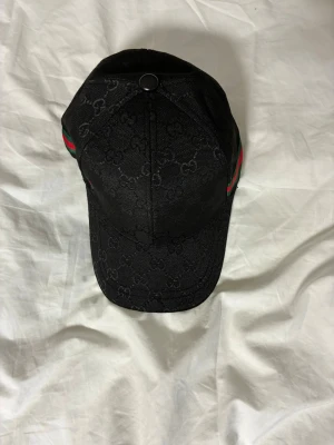 Fet svart Gg keps - Svart fet Gg keps