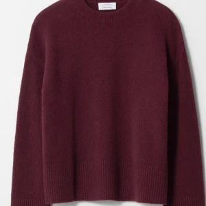 Stickad tröja  - Säljer denna vinröda tröja från & other stories, aldrig använt den köptes i december, ny skick alltså. Skriv för mer privata bilder. Det är den modellen som inte är så lång ganska vanlig passform.