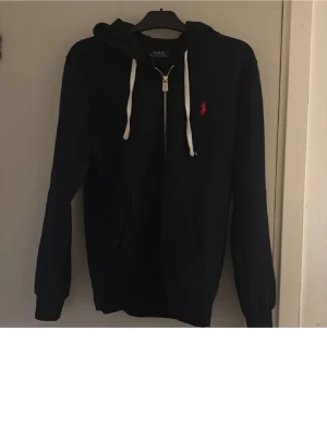 Ralph Lauren hoodie - En snygg marinblå zip hoodie från polo Ralph lauren i väldigt bra skick, pris kan diskuteras! Passar någon som är 170-175