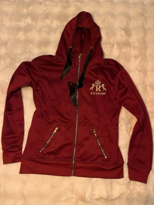 Rittfors kofta - Vinröd rittfors kofta storlek M