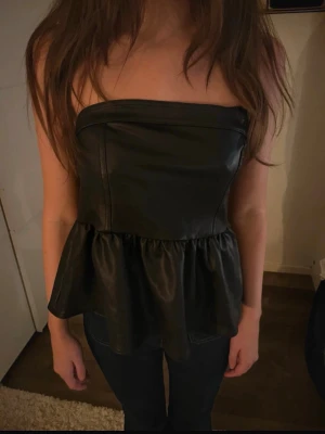 Skin topp - En jättefin skin topp i bra skick jätte snygg till fester!! 