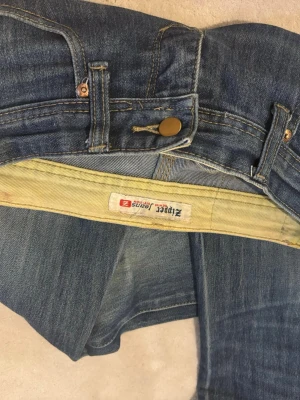 Victoria beckham Jeans - Säljer ett par klassiska blå jeans från Victoria Beckham i bootcut och väldigt låg. Säljer då dem tyvärr blivit för små o har använts en del men det syns inte förutom att de e lite trasiga längst ner men de e lätt att sy (jag kan göra de om så önskas) . Märkespatch med broderad krona bak. Pris kan diskuteras❣️❣️