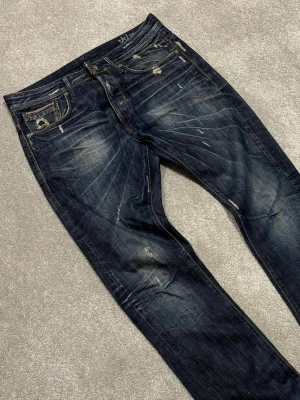 Jack & Jones Selvage Jeans - Jack & Jones Selvage Jeans | Skick 9/10 mycket bra | *designsydda vid knän | Uppskattad storlek då lapparna är borta! | Mitt pris 799kr | Midja: 45cm | Ytterbenslängd: 113.5cm | Benöppning: 20.3cm | Lår: 31cm | Kom gärna pm vid frågor eller funderingar | Postas eller möts upp i Gävle!
