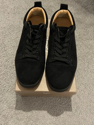 Svarta Louboutin - Säljer ett par svarta sneakers från Christian Louboutin som är i mycket bra skick, använda max två gånger.