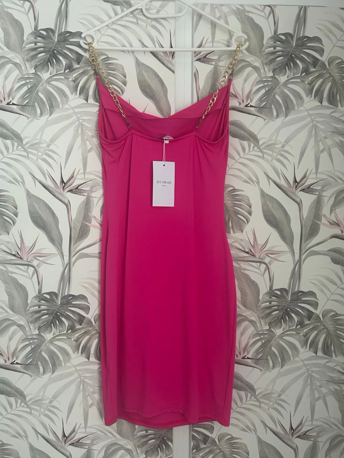 Rosa kortklänning med guldkedjor - 1