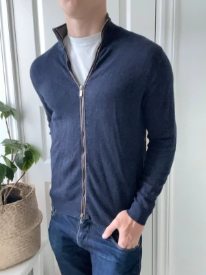 Massimo dutti full zip  - Massimo dutti full zip, inga större defekter. Tröjan har extremt många detaljer som tex dubbel dragkedja, fickor, grå på insidan av kragen, mönster vid zipen. Modellen är 180 cm 75 kg och bär storlek S. Kom med frågor! 