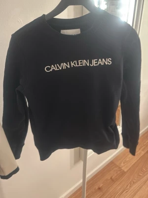 Calvin Klein sweatshirt - Snygg sweatshirt, använd fåtal gånger och ser ny ut. Svår att hitta, nypris 1200kr på Zalando
