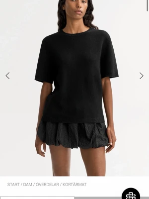 Intressekoll Soft Goat tröja  - Stickad T-shirt, jättefin och försiktigt använd. Nypris 2295kr