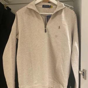 Ralph Lauren Quarter Zip  - Helt ny och påse ingår. Passar som S då den är väldigt slim fit