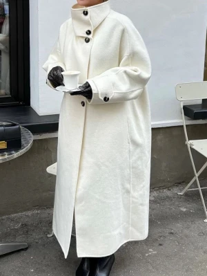 Mango ullkappa med trattkrage - Säljer min fina ullkappa med trattkrage, köpt ifrån Mango hösten 2025. Kvitto på mail finns kvar ifall önskas. Den är i färgen ”benvit”! Verkligen så fin och i nyskick⭐️Stl: L