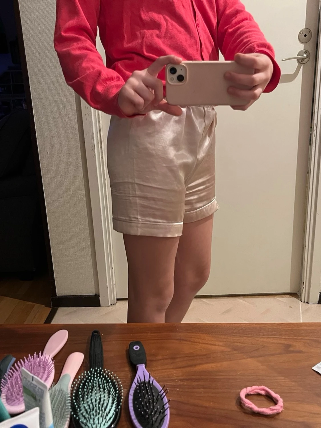 Ljusbeige sovshorts i satin - 1