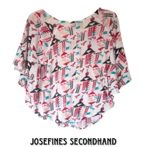 Bohemisk mönstrad croptop - Vit crop top med hippie mönster som jag köpt second hand. Är luftig/oversized och passar flera storlekar. Använd gärna köp nu/prisförslag funktionen.