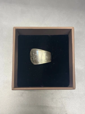 Silverring  - Handgjord ring i silver, skapad av återvunna gamla bestick. Varje ring är unik med sin egen form och karaktär. Tidlös, slitstark och perfekt som en personlig detalj till vardags.🩶