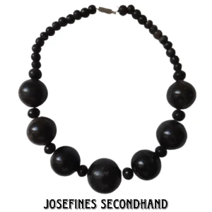 Svart pärlhalsband av trä - Svart halsband med pärlor av trä. Skickas med brev, 15 kr frakt. Gratis frakt vid köp av 3 eller fler smycken/accessoarer/smink prylar 