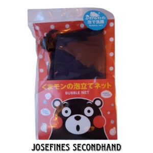 Bubble net - Ett bubble net från Japan med en japansk maskot på. Du använder den för göra en tvål bubblig innan du använder tvålen för ansiktet eller händerna. Säljer den då den aldrig kommit till användning