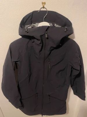 Svart skidställ Peak Performance XS - Säljer ett svart skidställ från Peak Performance i storlek XS. Både jacka och byxor är i väldigt bra skick då det är sparsamt använt ⛷️❄️💕