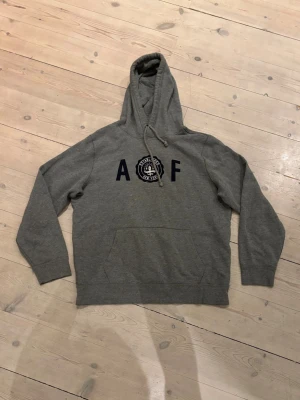 Abercombie & fitch hoodie - En riktigt stilig och ovanlig  Abercombie & fitch hoodie för 649kr priset är inte hugget i sten, den är i perfekt skick så kom gärna med frågor!
