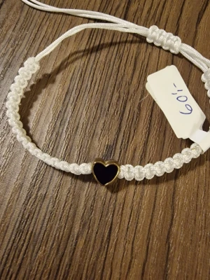 Armband hjärta mini - Armband mini med hjärta. Handvävda. Justerbar. 18- 32 cm långt. 