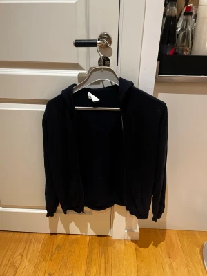 Soft Goat Zip Hoodie - Säljer denna soft goat kofta i relativt bra skick-lappen börjar bli sliten som syns på bilden men annars helt fungerande. Storlek 170 men skulle säga att den passar runt 160-165. Är i unisex.