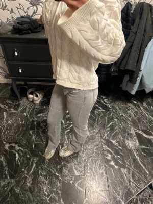 Grå jeans  - Hej, säljer ett par ljusgrå jeans med bootcut-snitt och bra passform 💕Jeansen har klassisk femficksdesign, bälteshällor och dragkedja med knapp. Jag själv är 165cm men de här är igentligen storlek 158✨⭐️