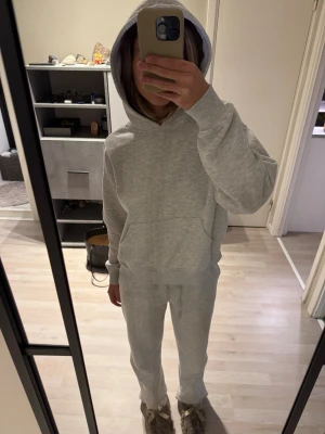 Grå mjukisset från Gina - Säljer grå mjukisset från Gina, både hoodie och mjukis i storlek XS. Ingen defekt eller skada på nån av plaggen. Säljer på grund av att den inte kommer till användning så mycket. Pris kan diskuteras vid snabb affär.