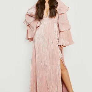 Rosa långklänning med volangdetaljer - Jättefin klänning!! Jag har bara använt den en gång, på min bal. 