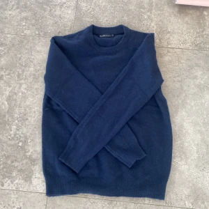 Mörkblå stickad tröja  - En helt oanvänd stickad tröja som är lite tunnare men endå varm. Storlek S men funkar till M också. Hör av er vid frågor✅