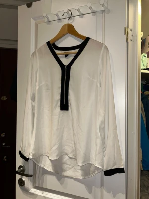 Jätte fin blus med dragkedja - Säljer en jätte fin blus med dragkedja, passar till vardags💗