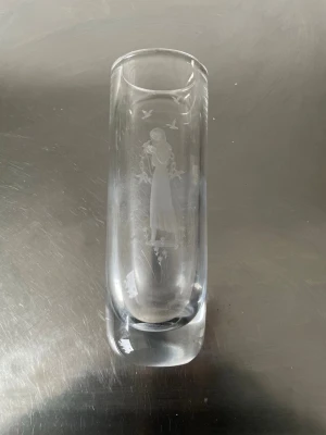 Vintage Orrefors Vas  graverad med Kvinna och fåglar  - Vintage Orrefors Vas graverad med Kvinna och fåglarna 30 cm höggrdigen och tung 