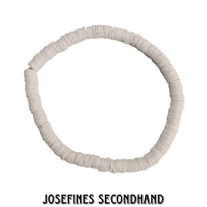 Vitt armband - Vitt pärlarmband. Är I använt men fint skick