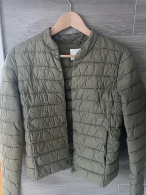 Olivgrön quiltad jacka - Säljer en olivgrön quiltad jacka!! Väldigt bra till vår och sommar🥰