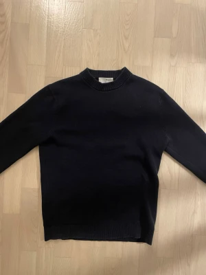 Structure Knit :: Selected Homme - Säljer en mörkblå strukturknit från märket Selected Homme i klassisk modell med en rund hals och ribbade muddar. Perfekt till höst och vinter när du vill ha nåt stilrent eller enkelt. Passar dig som vill klär dig grisch, archive eller bara vill ha en clean look.  🐕❌ Djurfritt hem 🌿❌ Rökfritt hem  Originalpris: 600 SEK 
