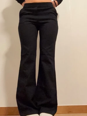 Svarta bootcut kostymbyxor från ninepine - Säljer ett par svarta bootcut byxor från ninepine, aldrig använda så i princip nyskick! nypris är 999 och mitt pris är 600🫶🏻