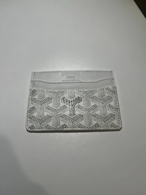 Plånbok - Riktigt praktisk plånbok, har aldrig kommit till nytta. Får plats med några kort💪🏽 skriv om ni har frågor priset är inte huggit i sten🔥